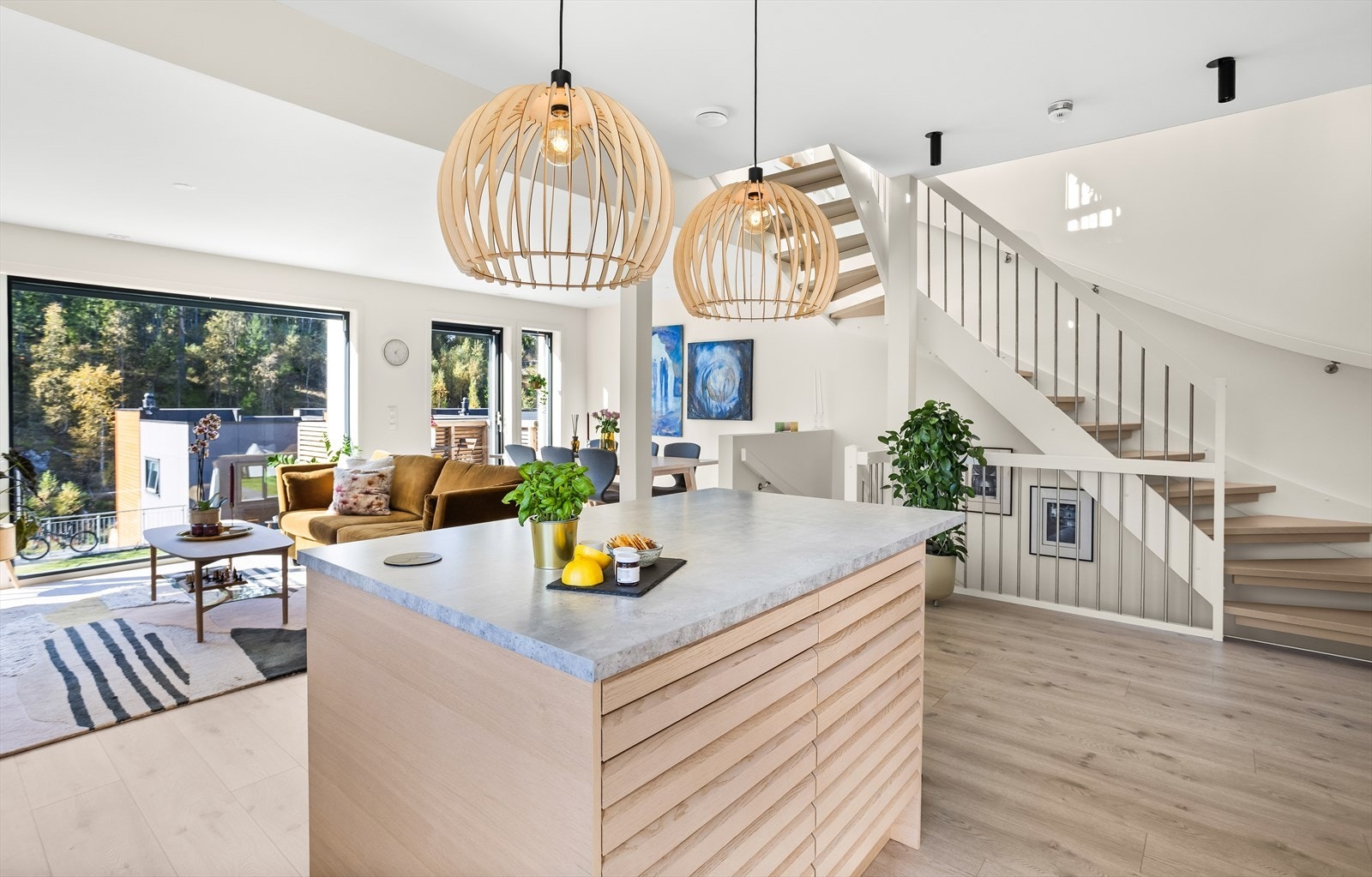 Kjøkkenet har integrerte hvitevarer som nedfelt induksjonstopp, stekeovn, oppvaskmaskin og kjøleskap. Galleribilde