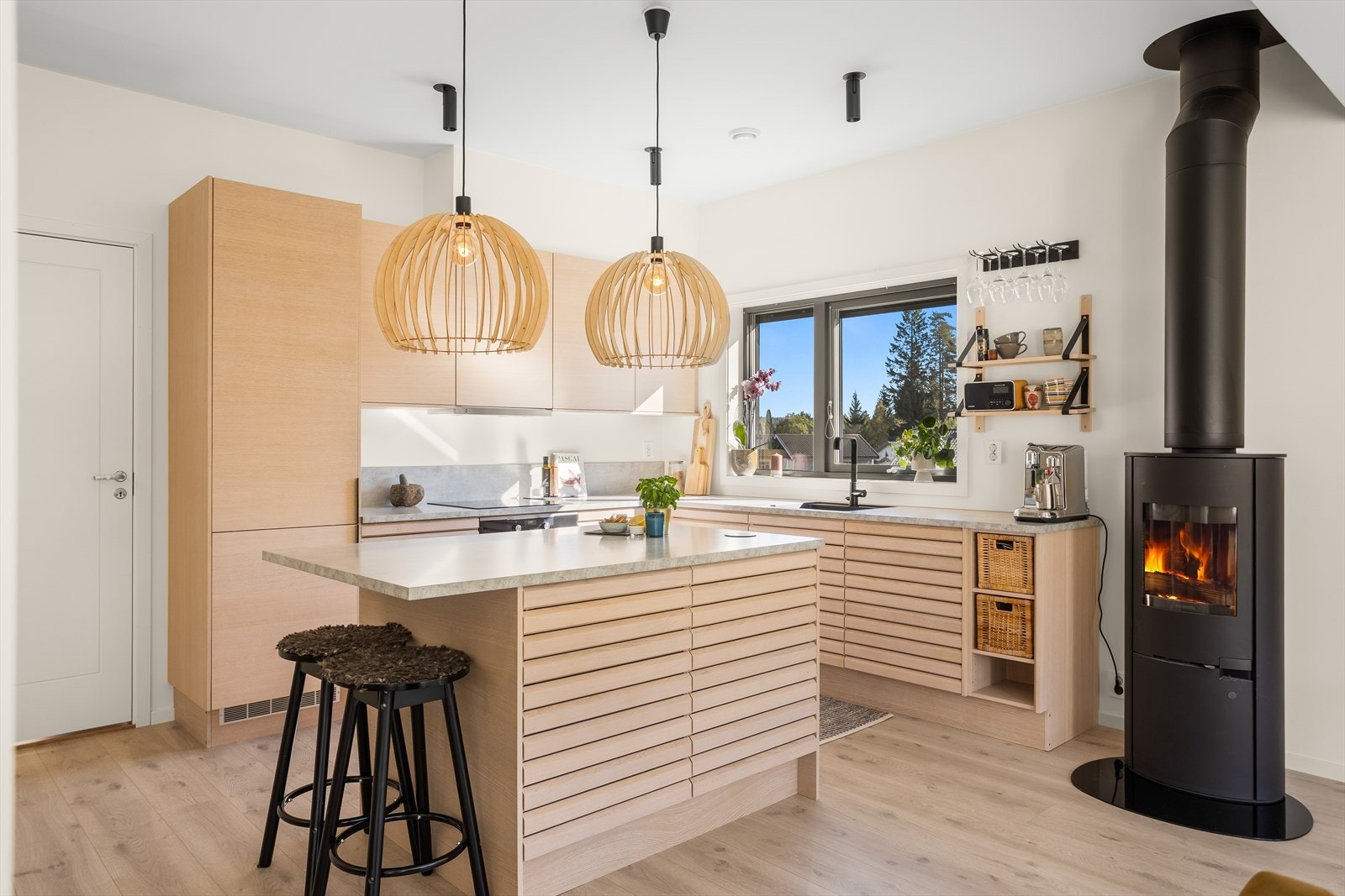 Innredningen har profilerte og slette fronter inkludert benkeskap, overskap og ett benkehjørneskap med karusellfunksjon. Galleribilde