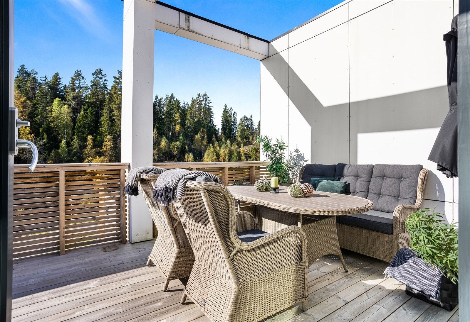 God plass til en sittegruppe og annet møblement. Galleribilde