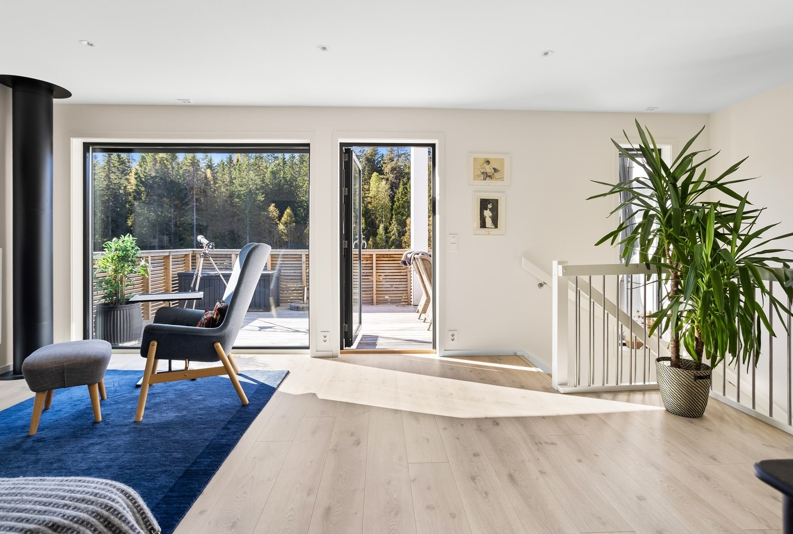 I øverste etasje finner vi en lys og romslig TV-stue. Galleribilde