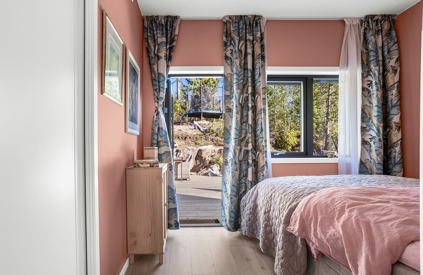 Fra soverommet er det utgang til terrassen. Galleribilde