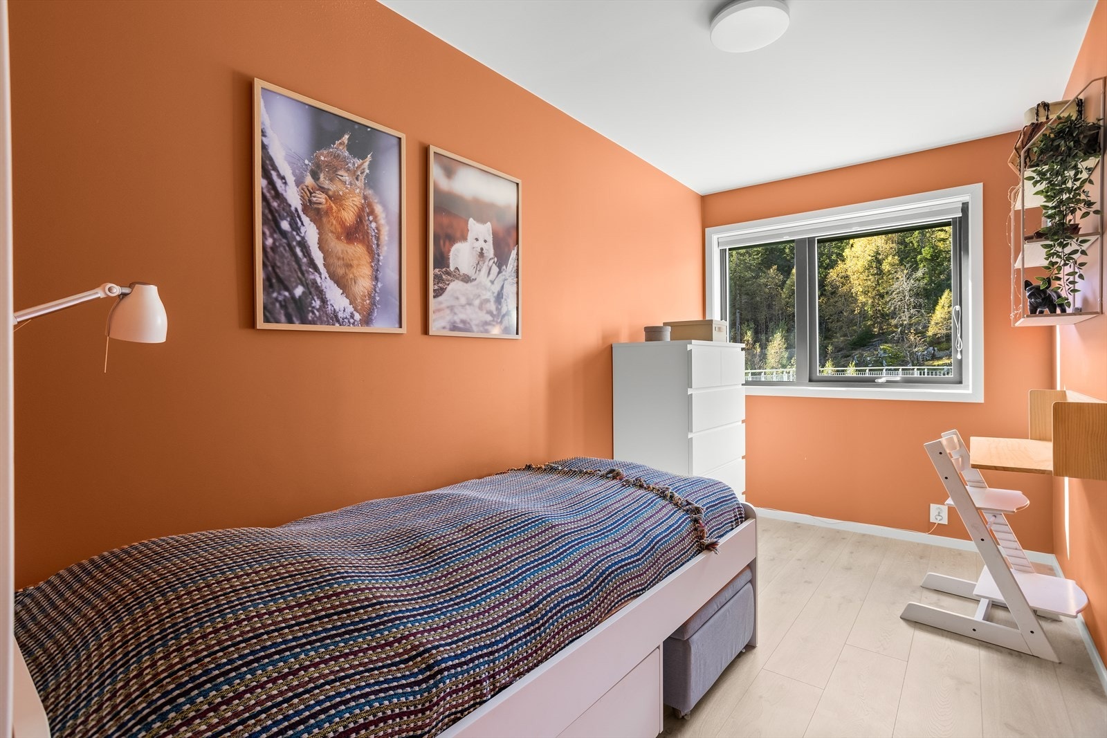 I underetasjen finner vi to soverom med plass til seng, nattbord og kommode/garderobe. Galleribilde