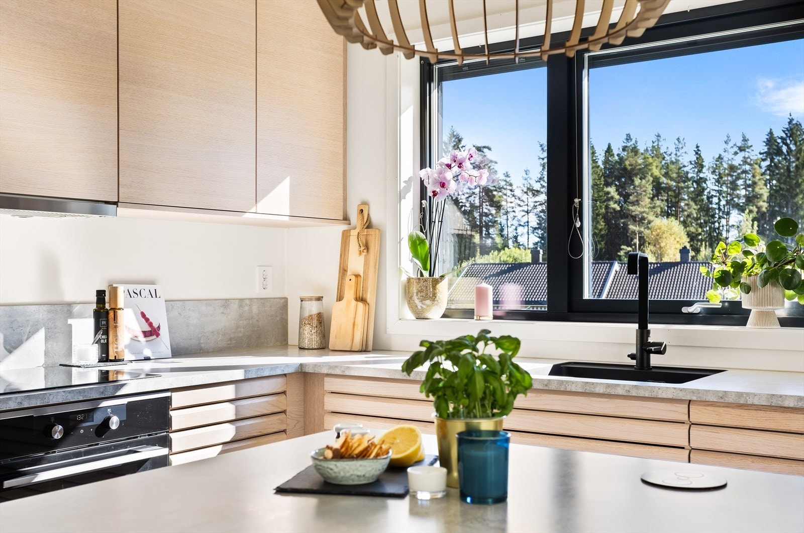 Benkeplatene har laminerte overflater som er slitesterke og lette å rengjøre. Galleribilde