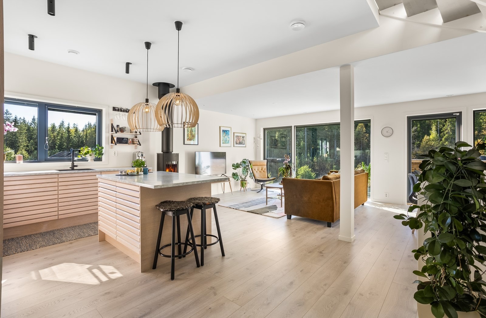 Den åpne planløsningen gir en luftig atmosfære og en naturlig flyt mellom sonene. Galleribilde