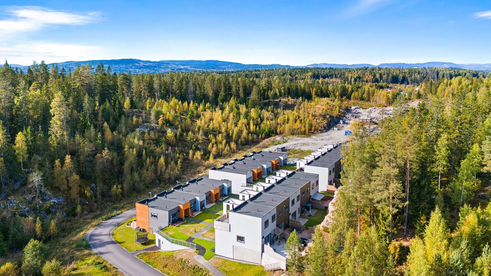 Boligen ligger fint til i et populært og barnevennlig boområde på Råholt med kort vei til det meste. Galleribilde