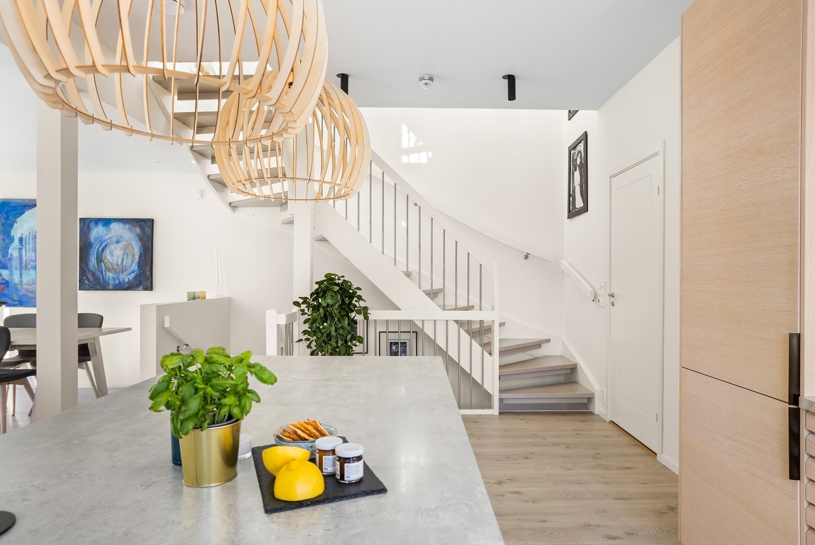 Eksklusiv eiketrapp med høy slitestyrke - et påkostet tilvalg til over 100.000 kr. Galleribilde