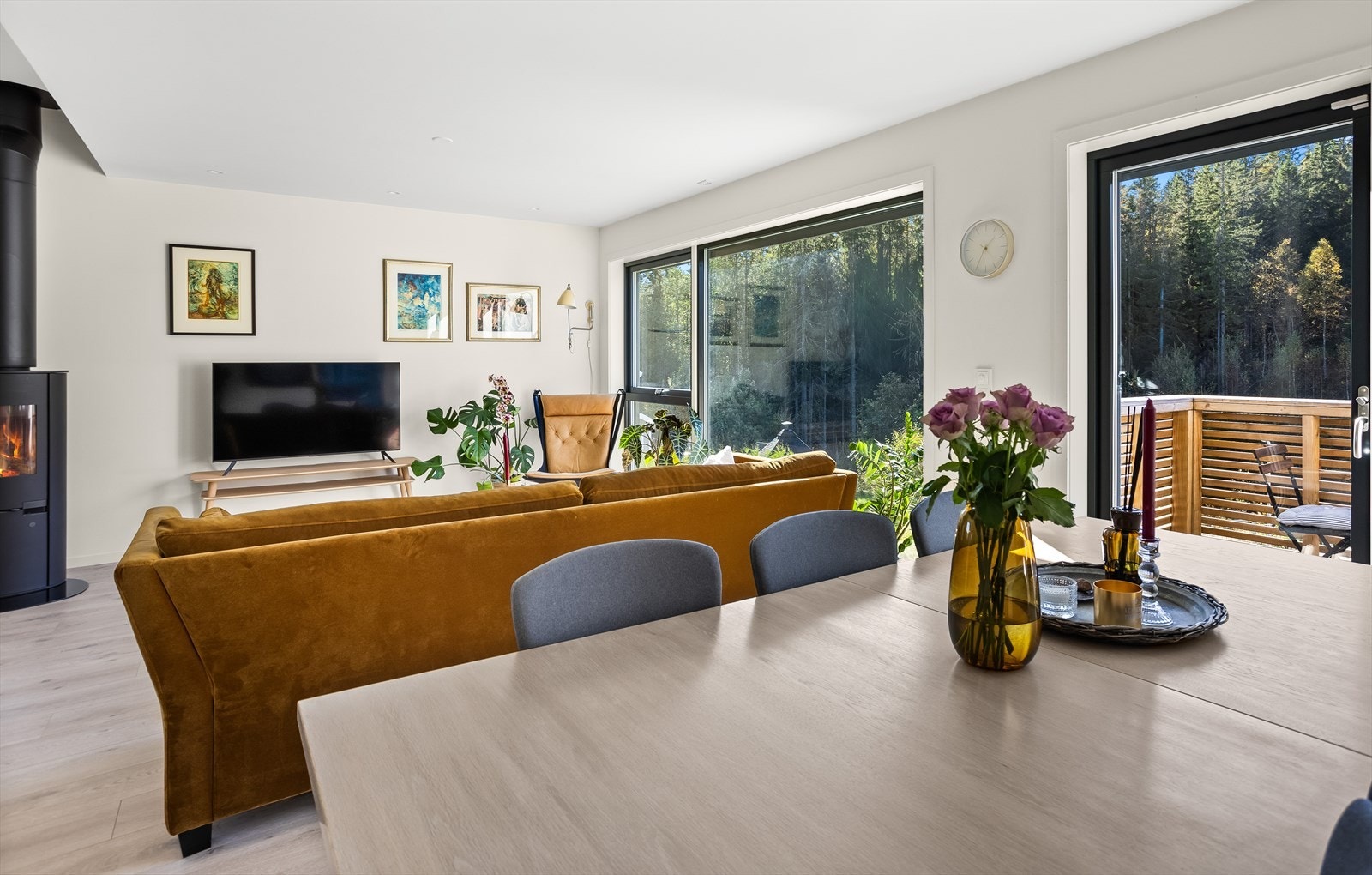 Det er plass til en romslig spisegruppe i tilknytning til både stue og kjøkken. Galleribilde