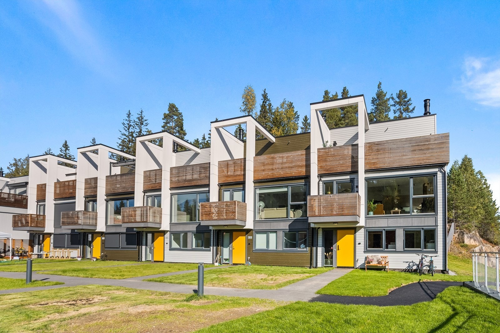 Fellesområdet er opparbeidet med diverse beplantning, lekeapparater, sittegrupper, belysning og asfalterte internveier. Galleribilde