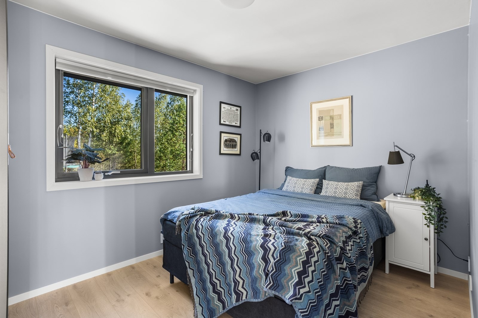 Soverom malt i en fin og lun blåfarge. Galleribilde