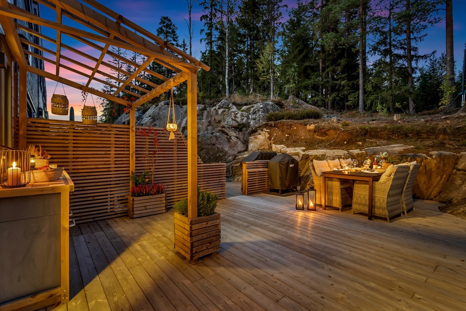 Det er laget et stilig og praktisk utekjøkken på terrassen. Galleribilde