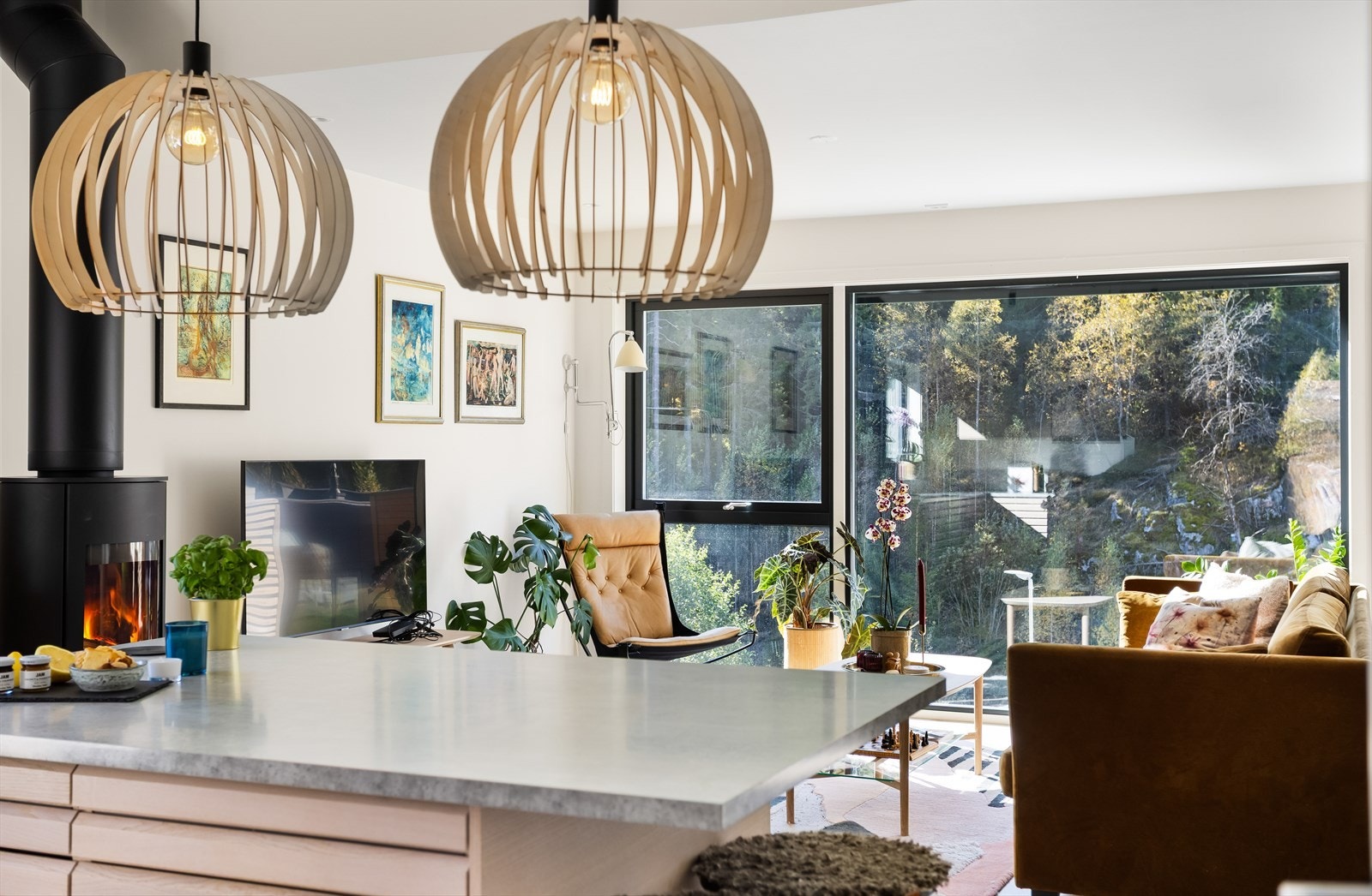 Kjøkkenøya fungerer som en naturlig romdeler mot stuen. Galleribilde