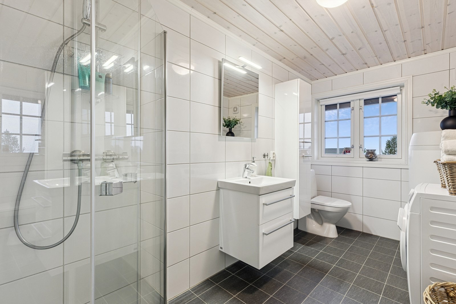 Bad - Flislagt bad/vaskerom i 1. etg. med dusihjørne, servant, toalett og opplegg til vaskemaskin. Galleribilde