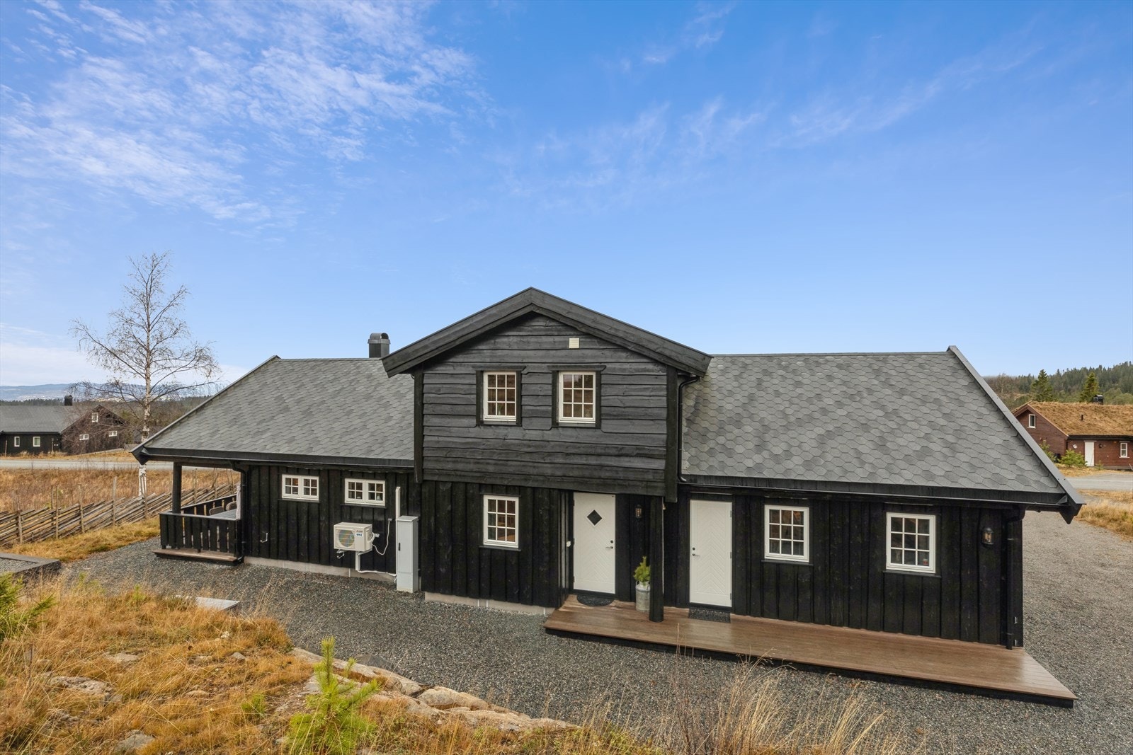 På baksiden er det etablert en koselig uteplass med fin morgensol og utsikt mot friområde. Galleribilde