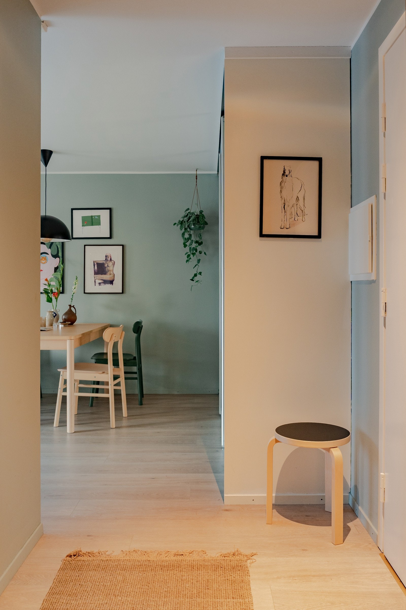 Det er skapplass i tilknytning til gang og entré Galleribilde