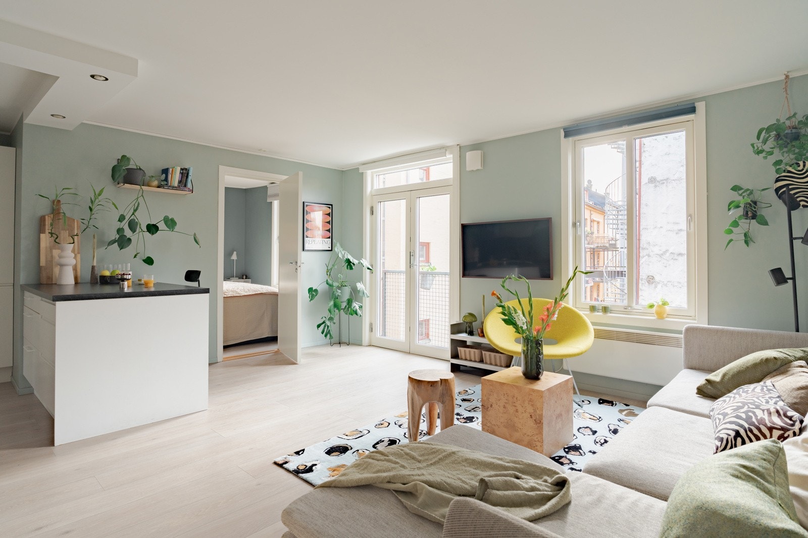 Leiligheten har vindusflater som gir godt med naturlig lys Galleribilde