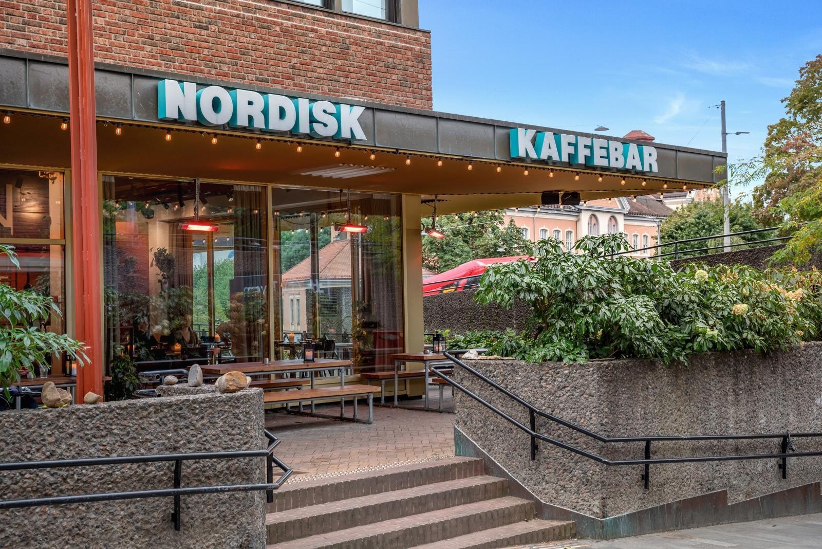 Tøyen torg med en fantastisk samling kafeer, restauranter, butikker mm. Galleribilde