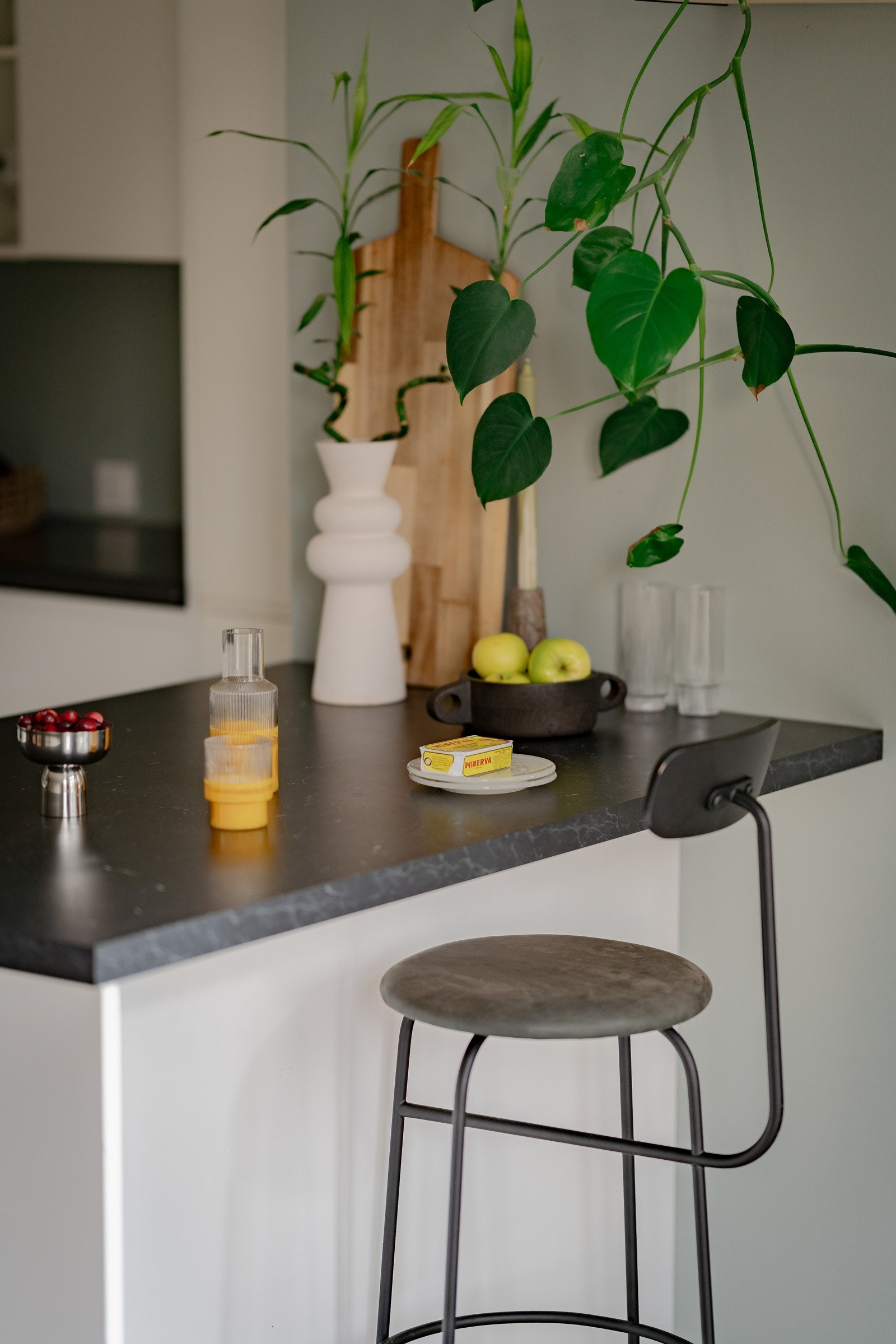 Praktisk kjøkkenløsning med sitteplass Galleribilde