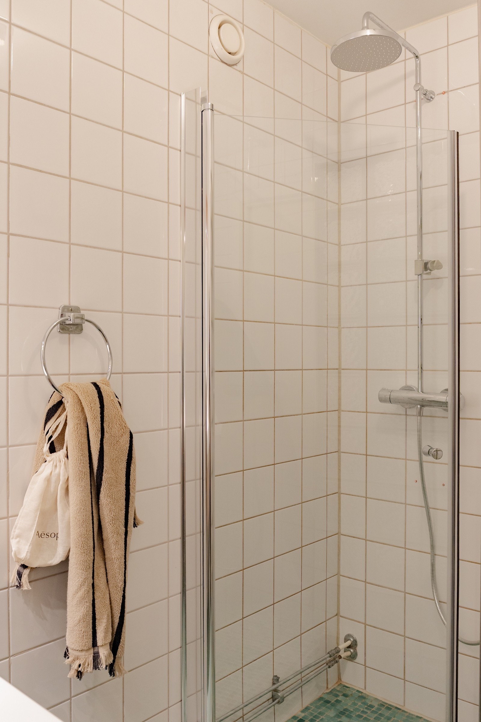 Dussjone med regnfallsdusj Galleribilde