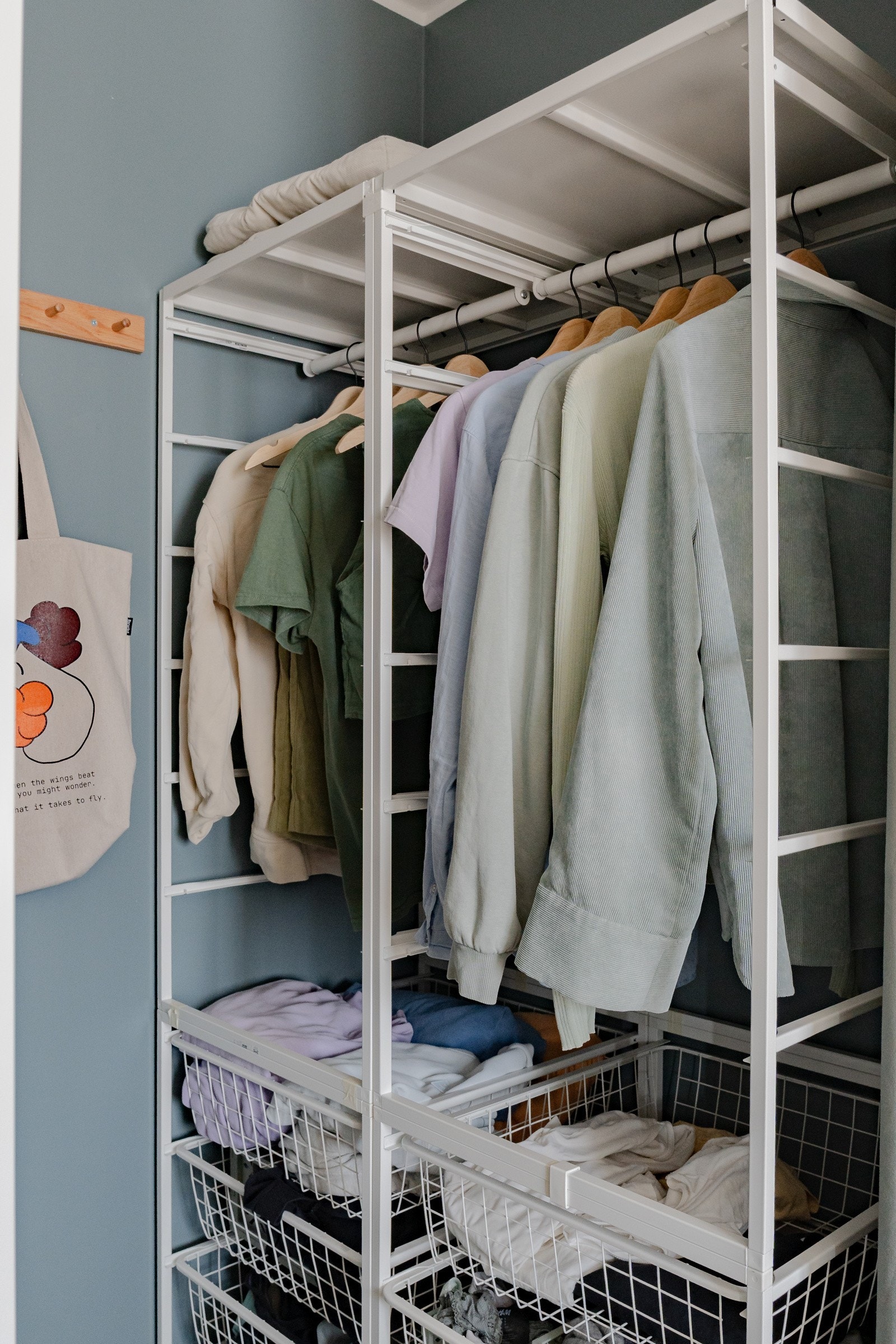 Rikelig med oppbevaringsplass i garderoben Galleribilde