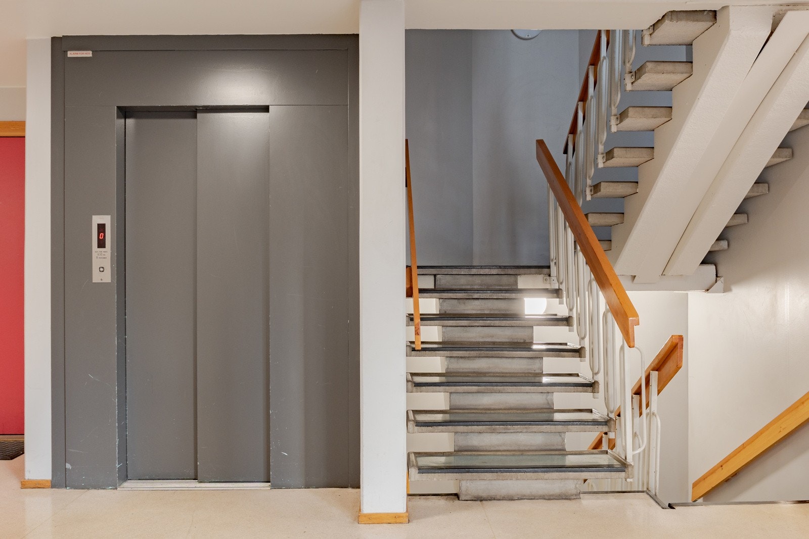 Heisen tar deg enkelt opp til leiligheten i 3. etasje Galleribilde