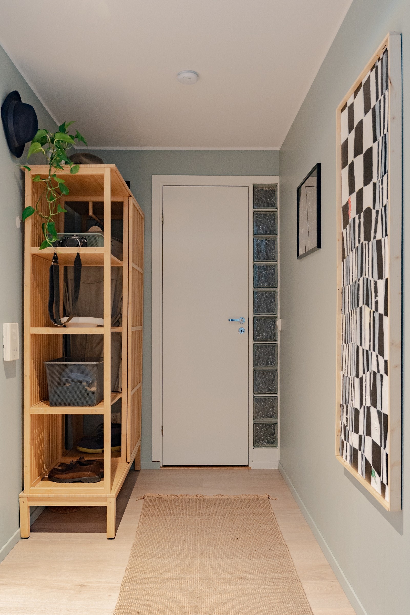 Et lyst og innbydende inngangsparti ønsker deg velkommen hjem Galleribilde