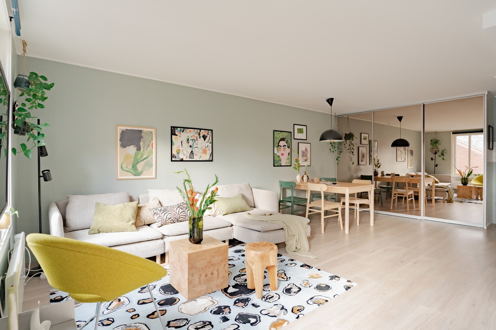 Her er det god plass til både sofagruppe og spisebord Galleribilde