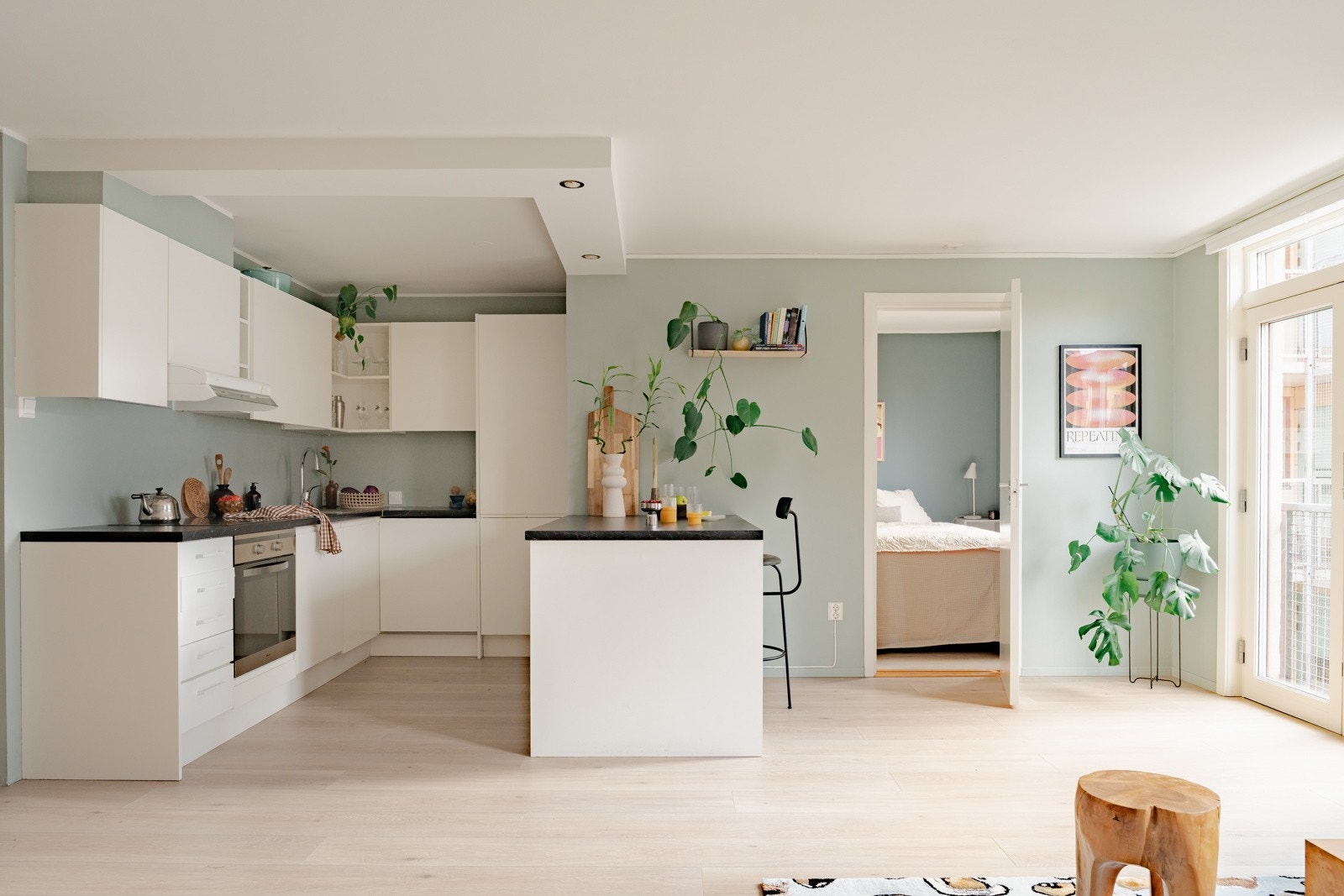 Det er rikelig med benke- og skapplass på kjøkkenet Galleribilde