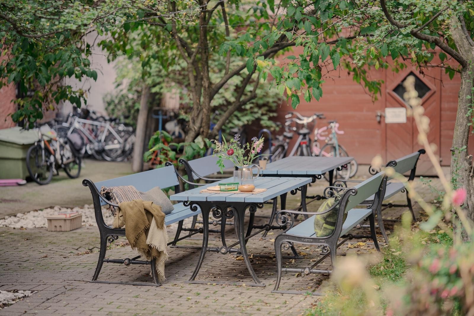 Bakgården er stor, grønn og skjermet, og brukes aktivt av beboere Galleribilde