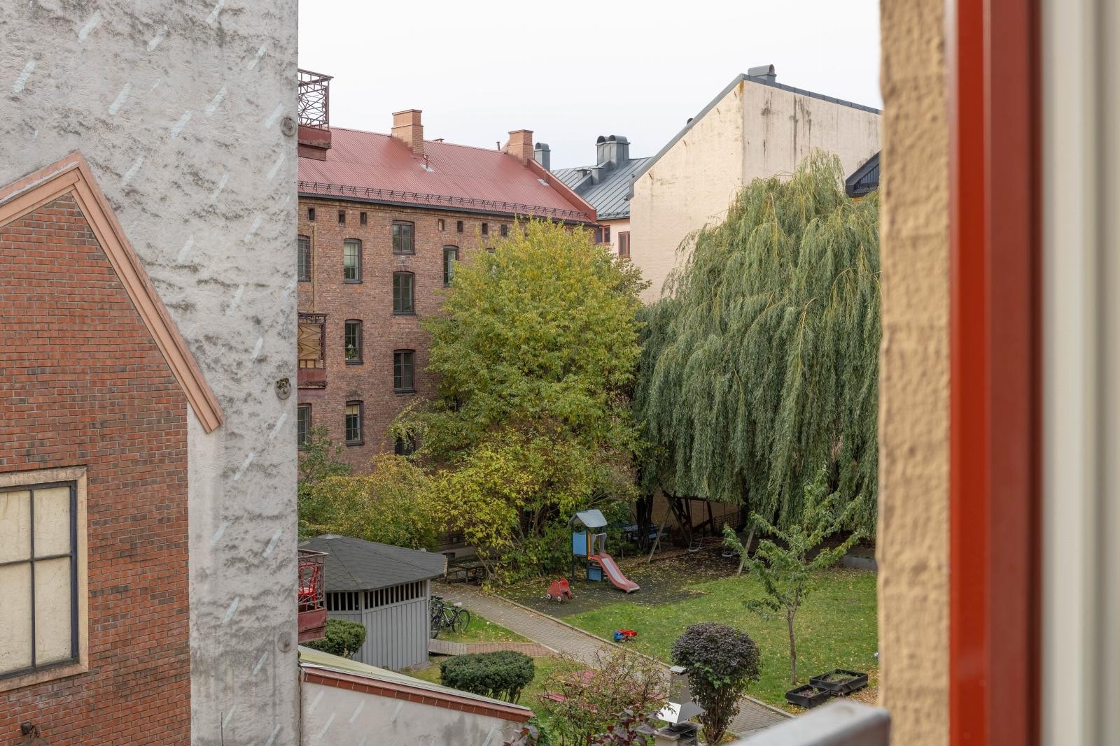 Boligen vender mot frodige fellesarealer Galleribilde