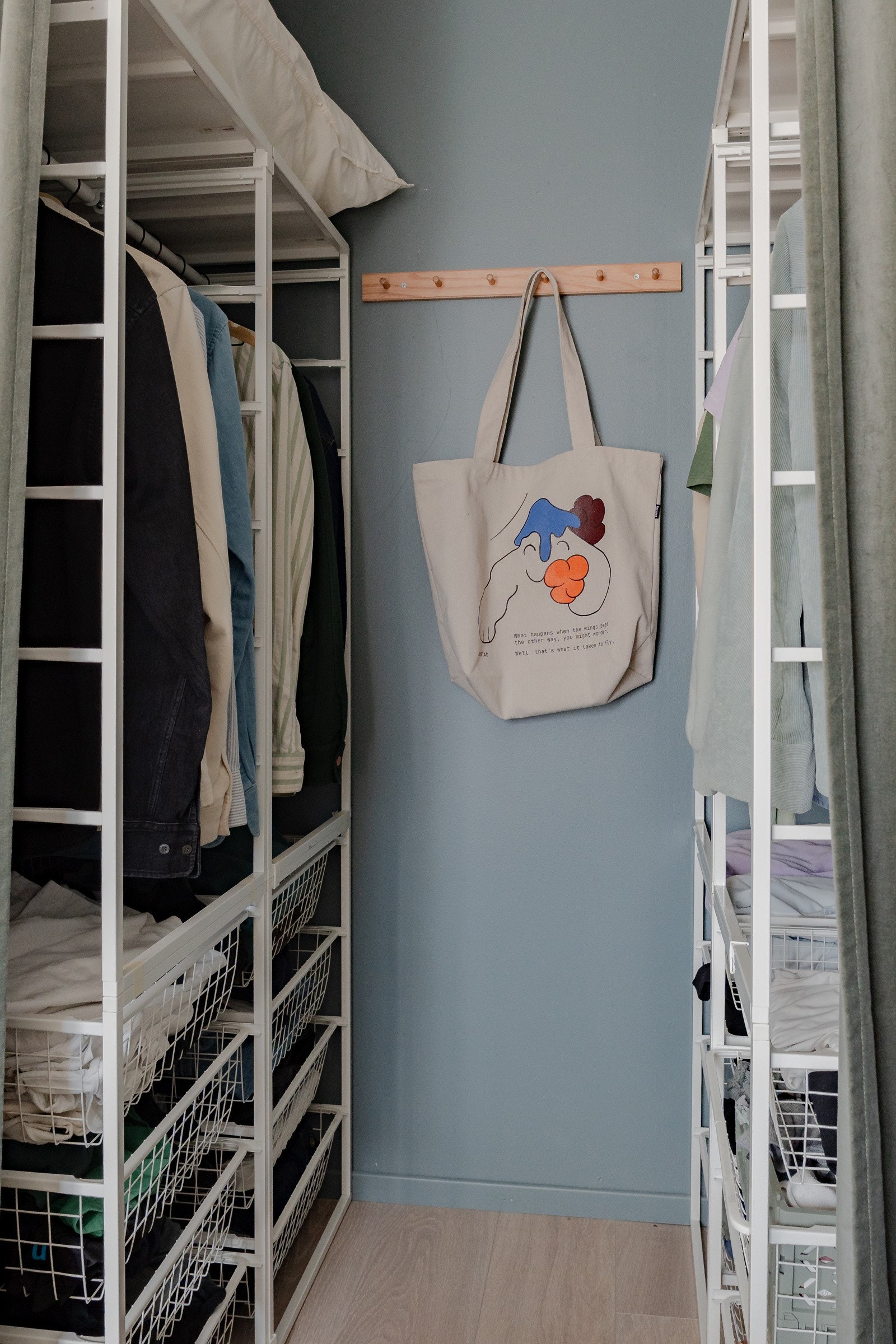 Soverommet har en egen nisje med god garderobeplass Galleribilde