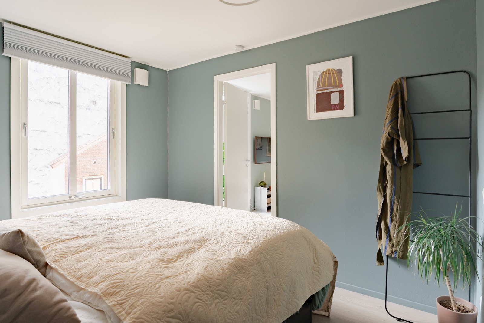 Soverommet er romslig og ligger skjermet til mot rolig bakgård Galleribilde