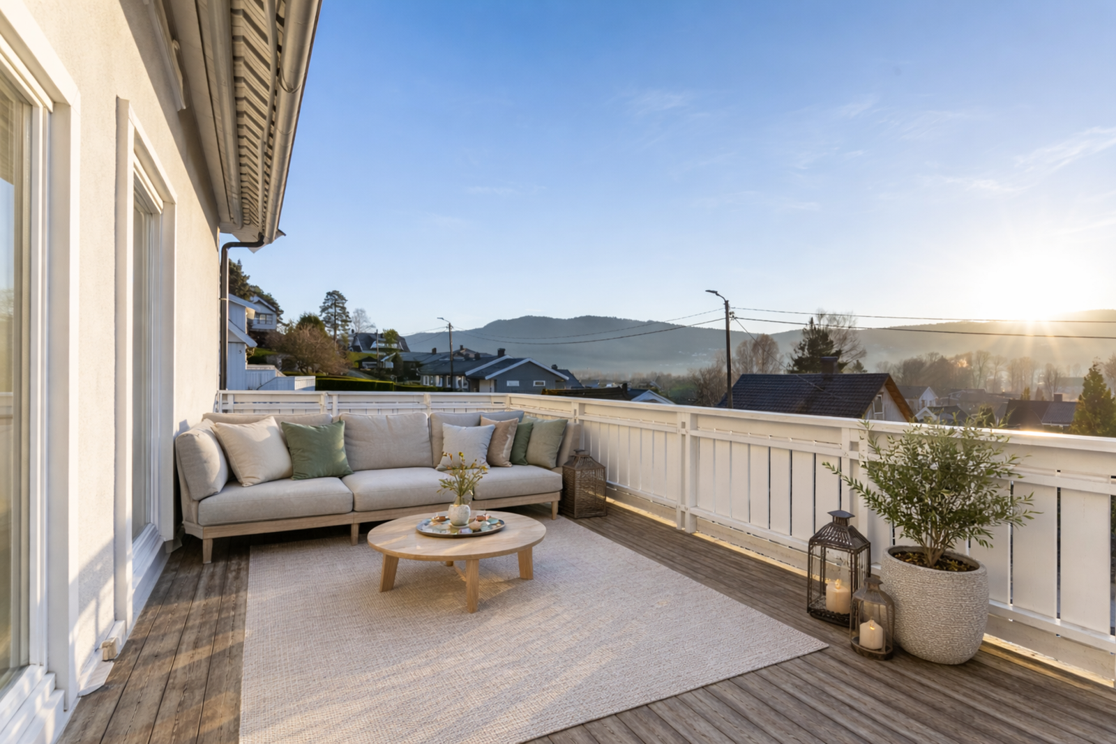 Fra stuen er det direkte utgang til terrassen, som forleng er oppholdsarealet på fine dager. Galleribilde