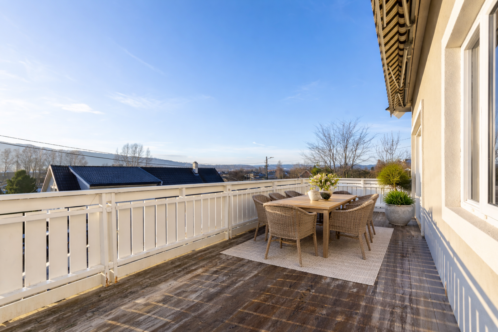 Terrassen gir god plass til diverse utemøblement. Galleribilde