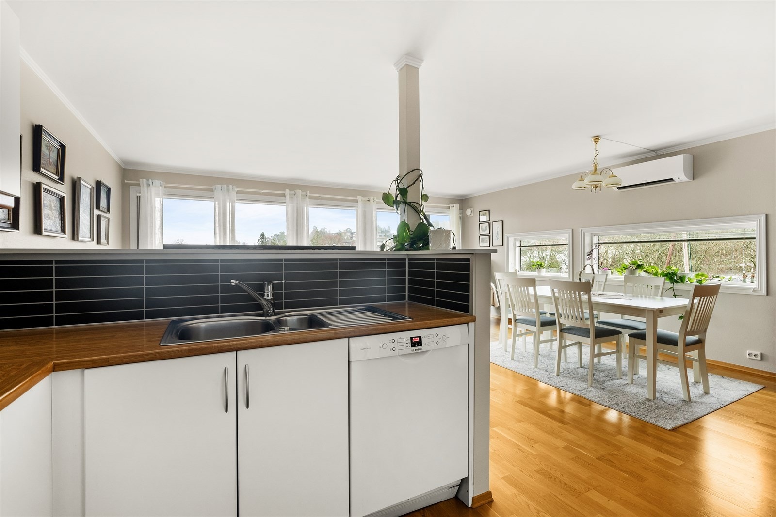 Leiligheten blir hovedsakelig oppvarmet via luft-til-luft varmepumpe fra 2025 i stuen, panelovner og varmekabel på bad. Galleribilde