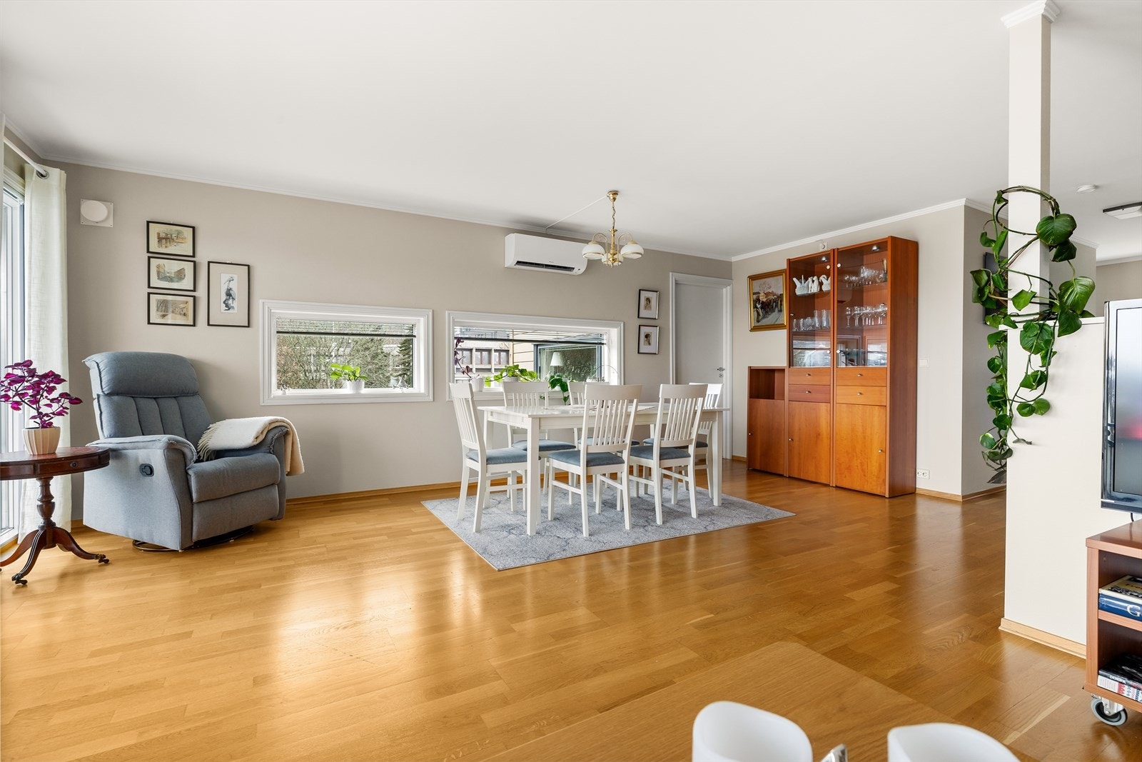 Det foreligger felleskostnader på ca. kroner 4 506 pr. mnd. som inkluderer bl.a. kabel-TV og forsikring. Galleribilde