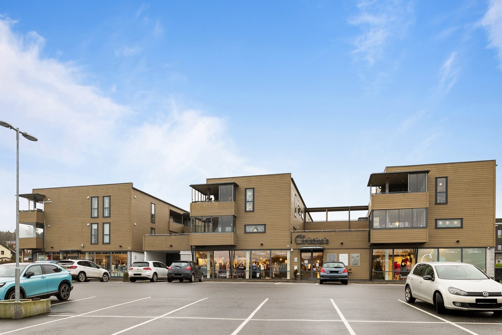 Like ved leiligheten ligger dagligvarebutikker som bl.a. Meny, og det er kort vei til enten buss eller byfergen, som går til nye Værste område eller Fredrikstad sentrum. Galleribilde