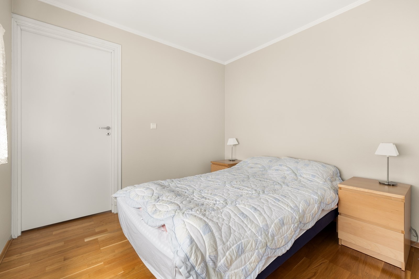 Leiligheten inneholder totalt 2 romslige soverom. Dette er hovedsoverommet. Galleribilde