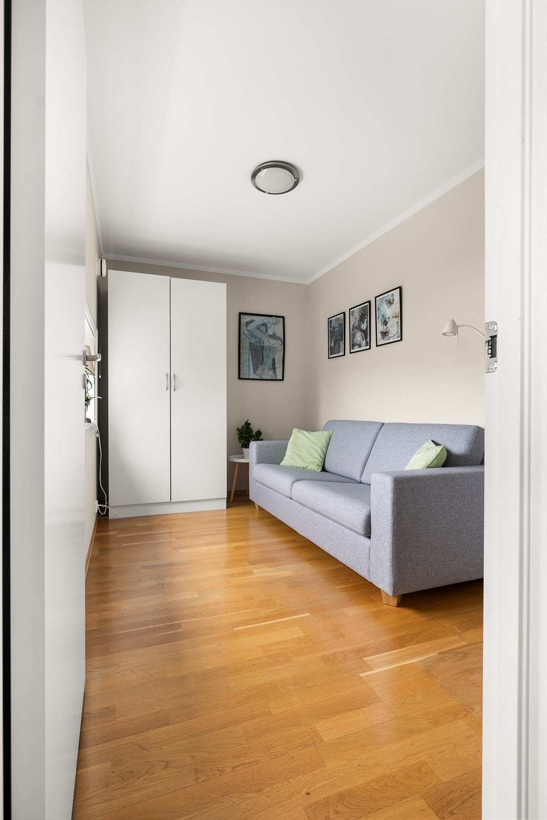 Soverom nr. 2 innredet som en liten stue. Galleribilde