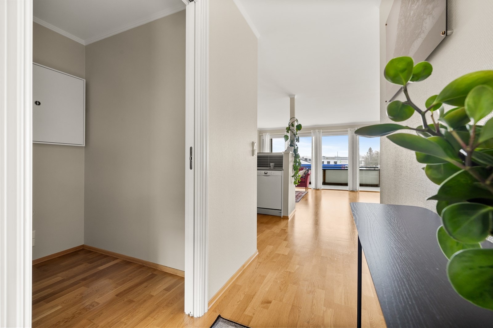 Fra gangen har du adkomst til en bod/teknisk rom. Det medfølger også en bod på ca. 4 kvm. i kjeller. Galleribilde