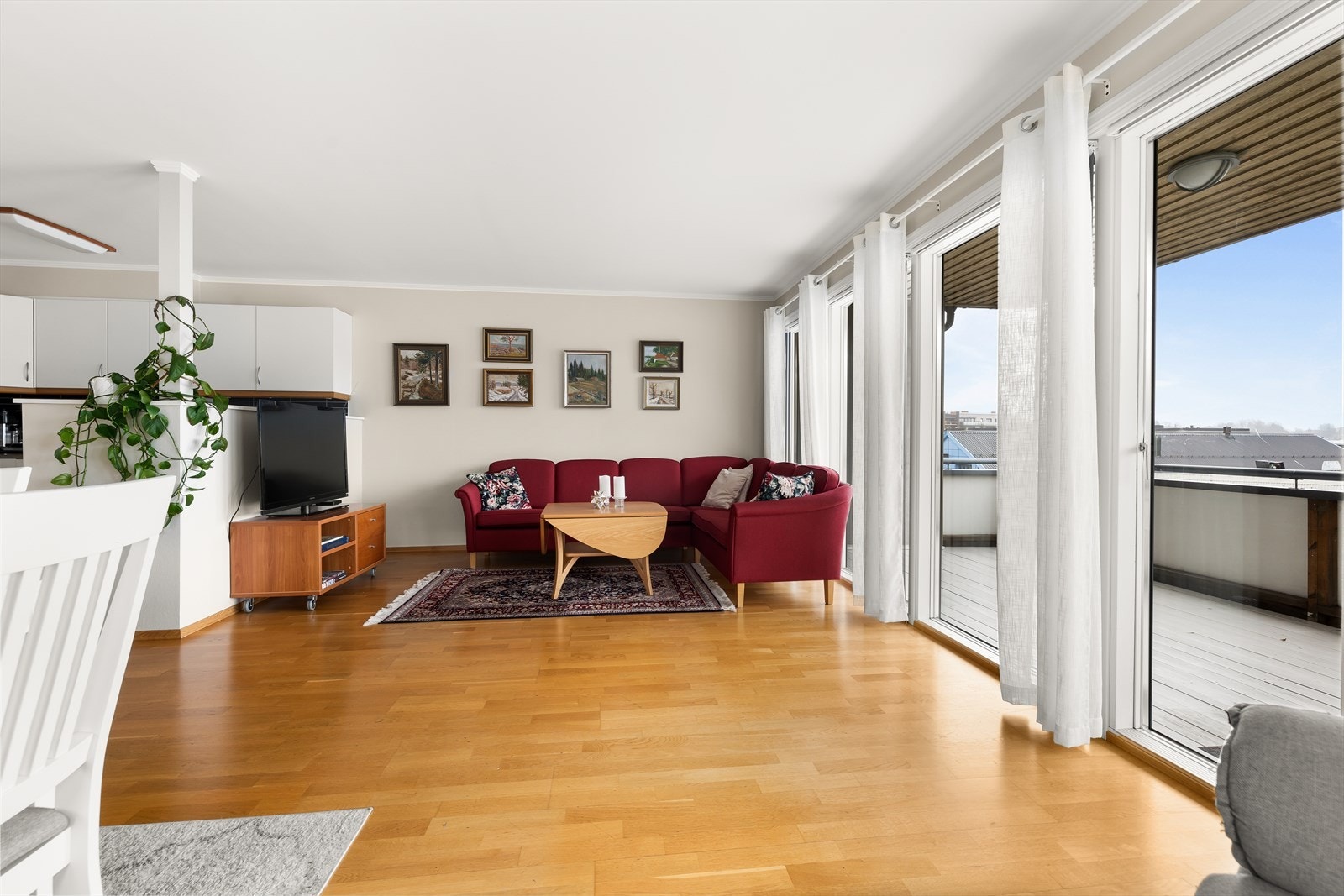 Store vindusflater som gir rikelig med lys. Galleribilde