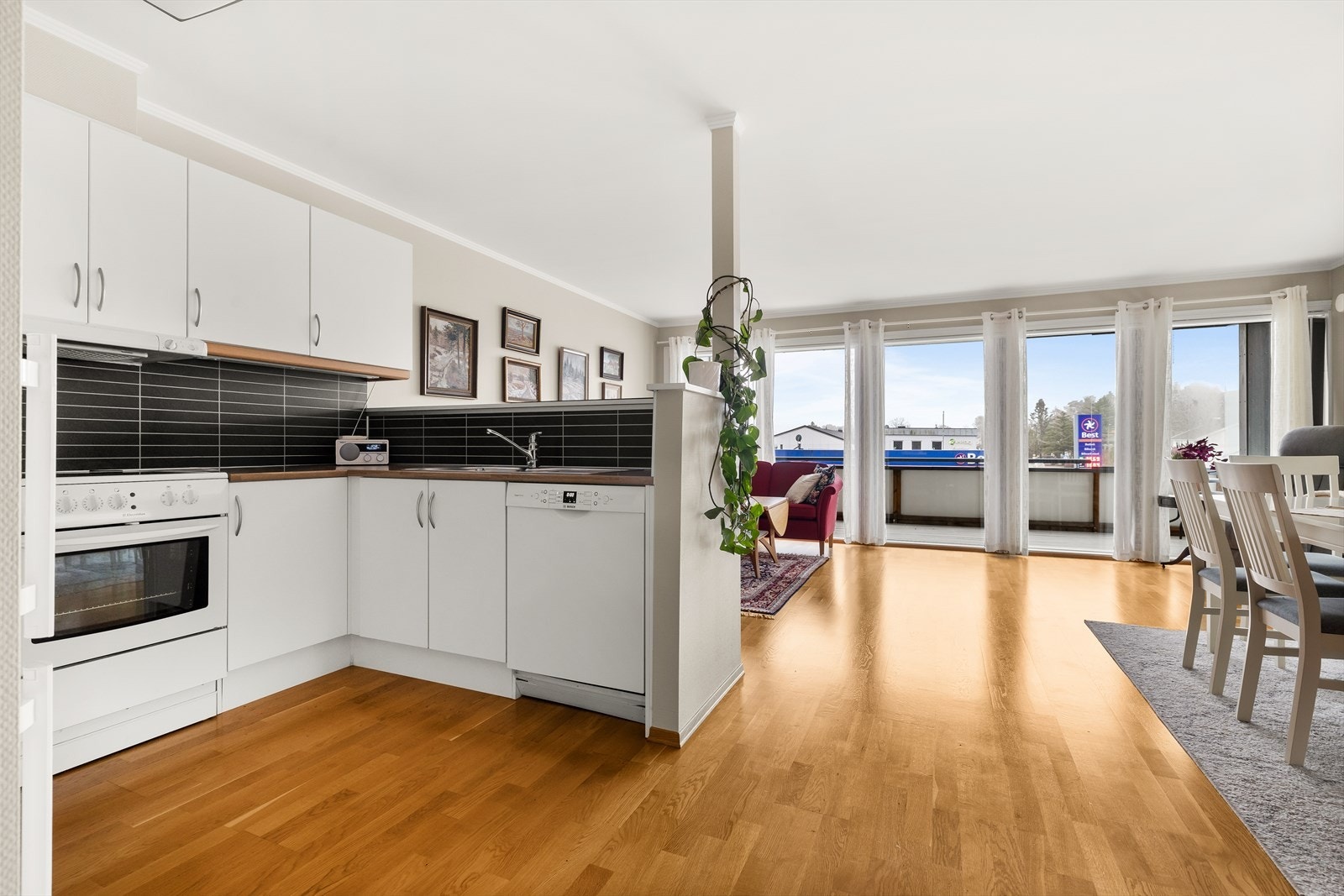 Velkommen inn til en åpen stue-/kjøkkenløsning. Leiligheten er lys og har adkomst til en romslig overbygd balkong fra stuen. Galleribilde