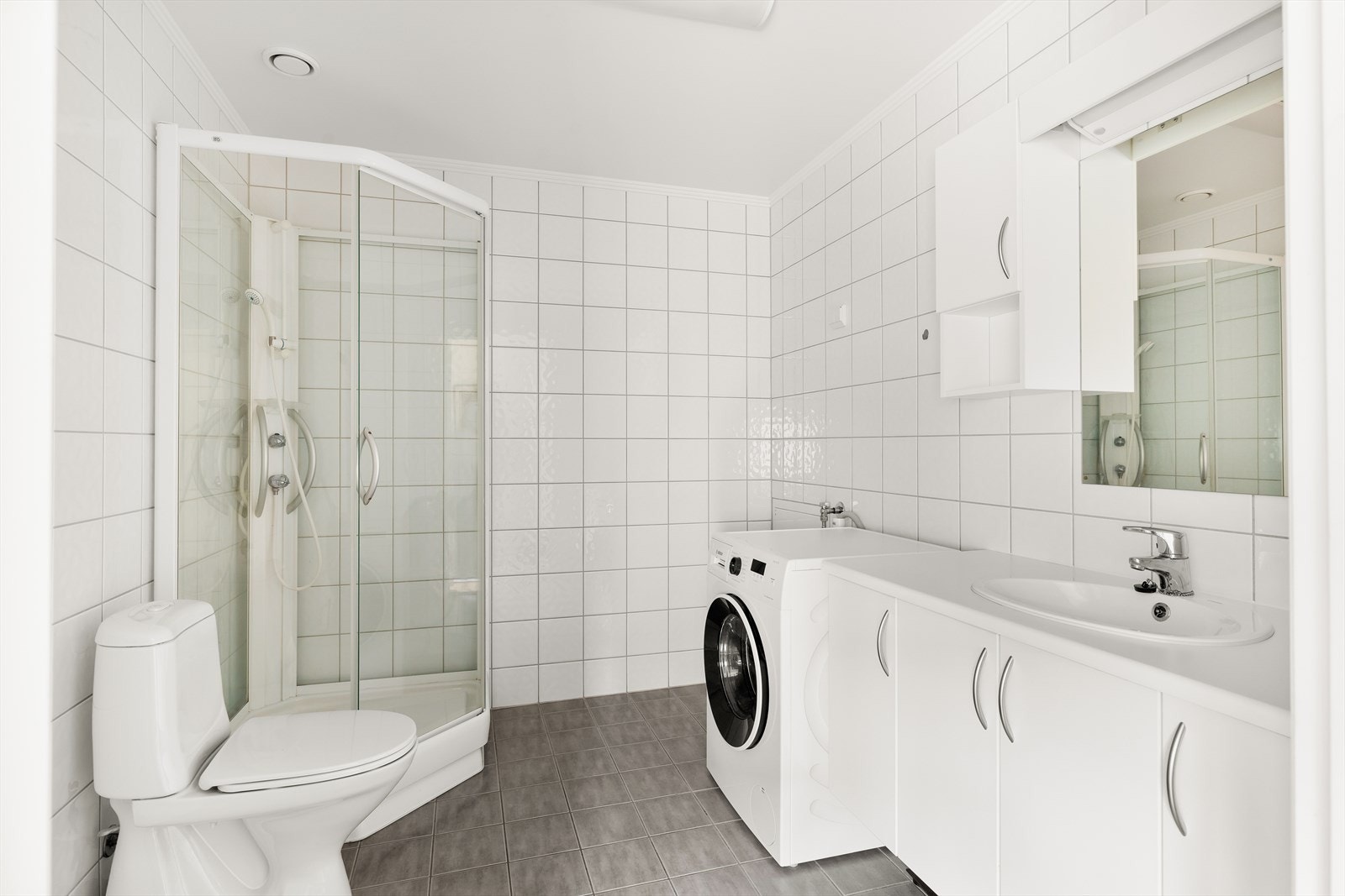 Lyst flislagt bad med varmekabel i gulv. Galleribilde