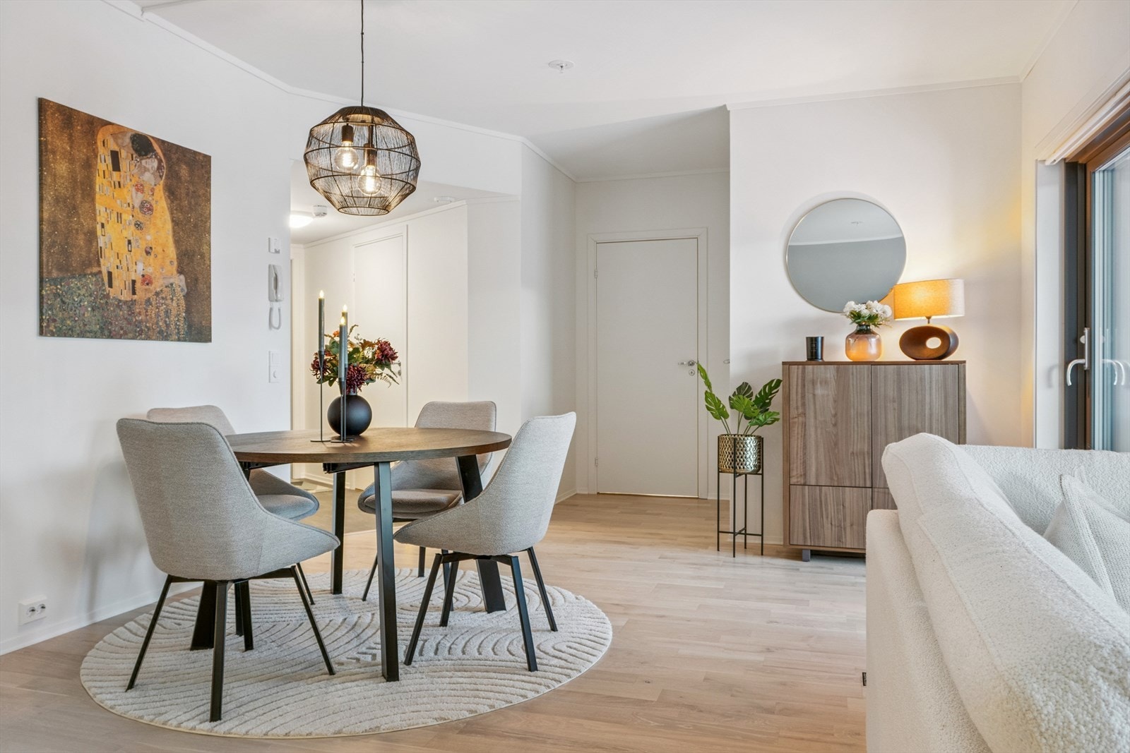 Stue med tidsriktig farger og stil. Galleribilde