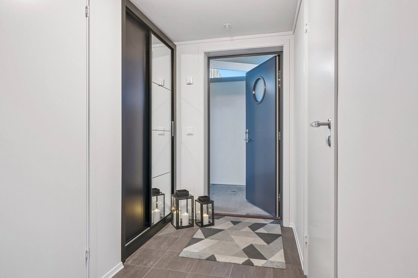 Inngangsparti fra overbygd svalgang. Galleribilde