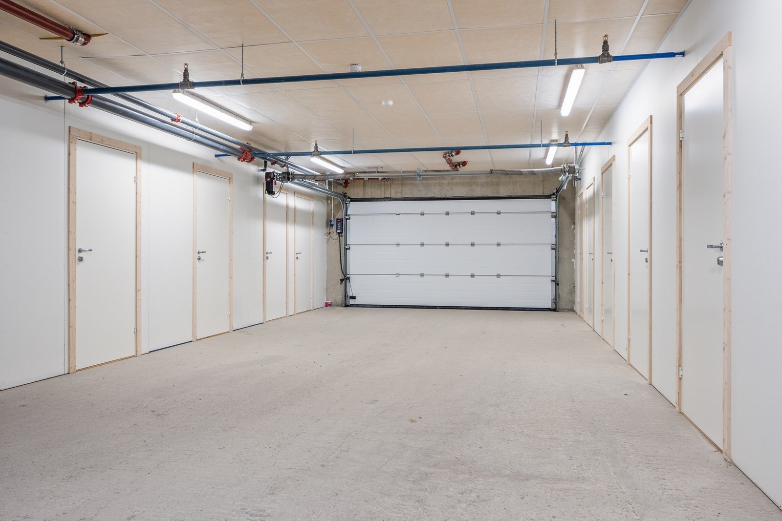 Parkering og bod i 1.etasje. Galleribilde