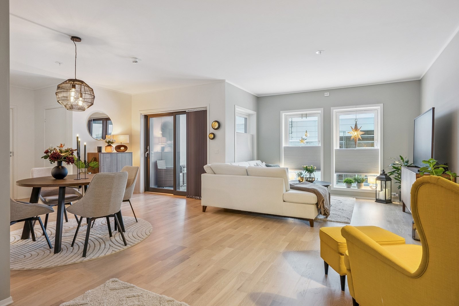 Stue med tidsriktig farger og stil. Galleribilde