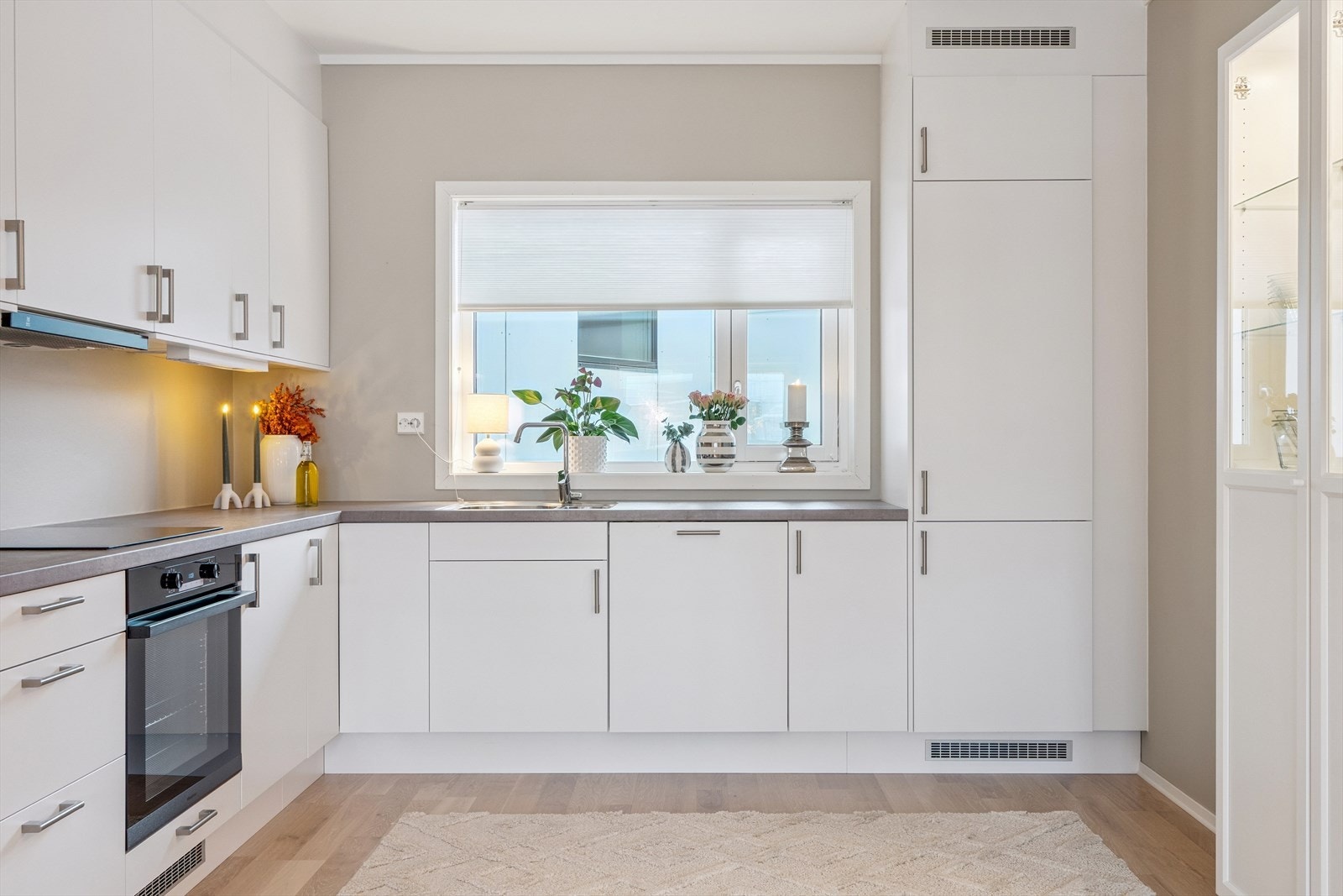 Romslig kjøkken med integrerte hvitevarer. Galleribilde