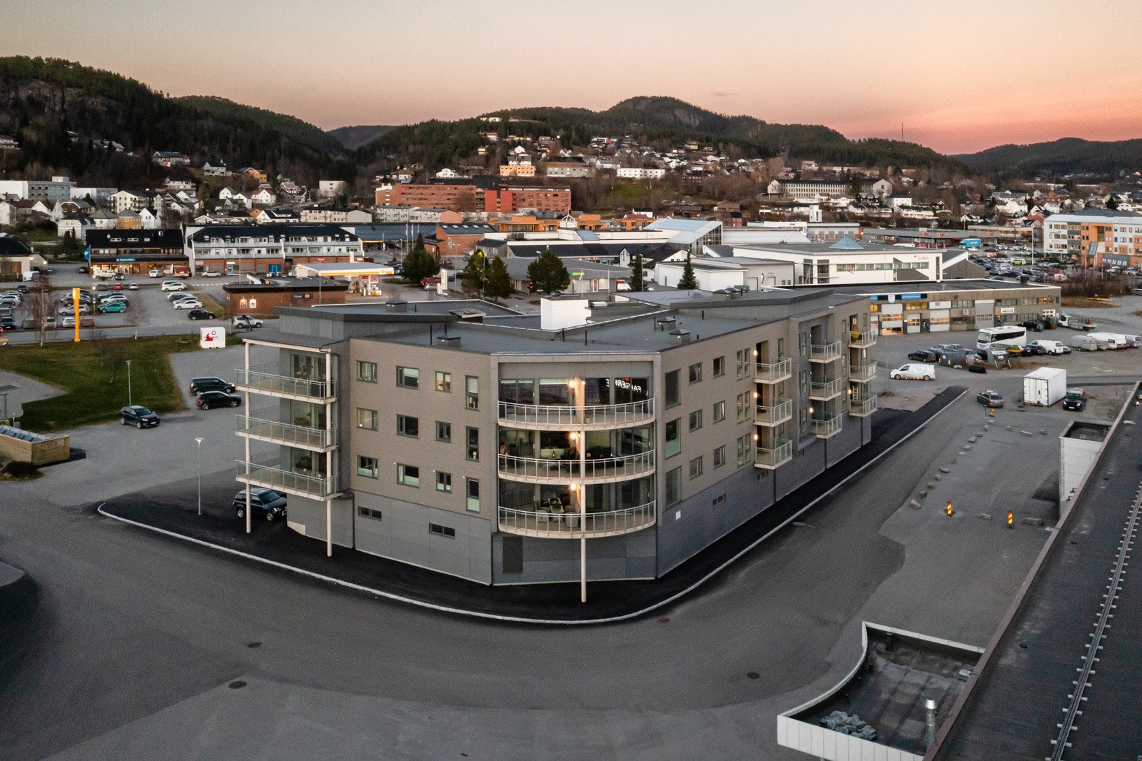 Boligblokka er oppført i 2022 og inneholder 18 leiligheter. Galleribilde