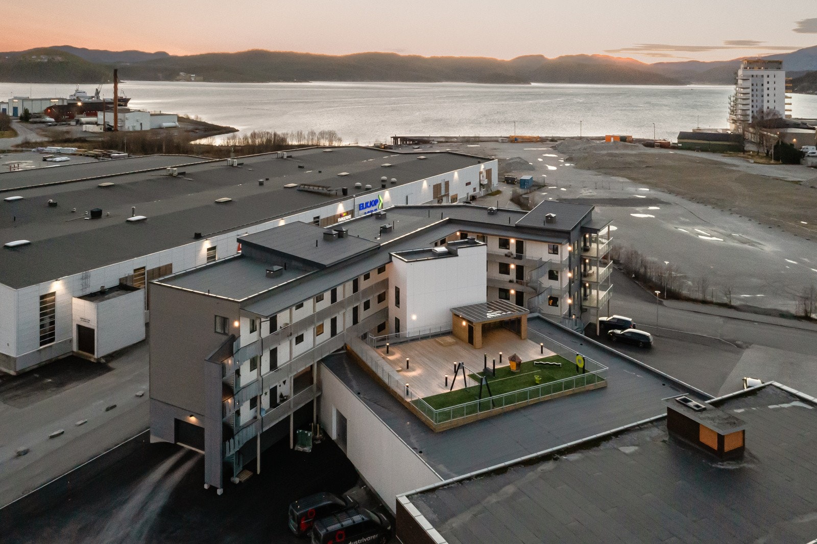 Felles takterrasse fel gode lys og solforhold. Galleribilde