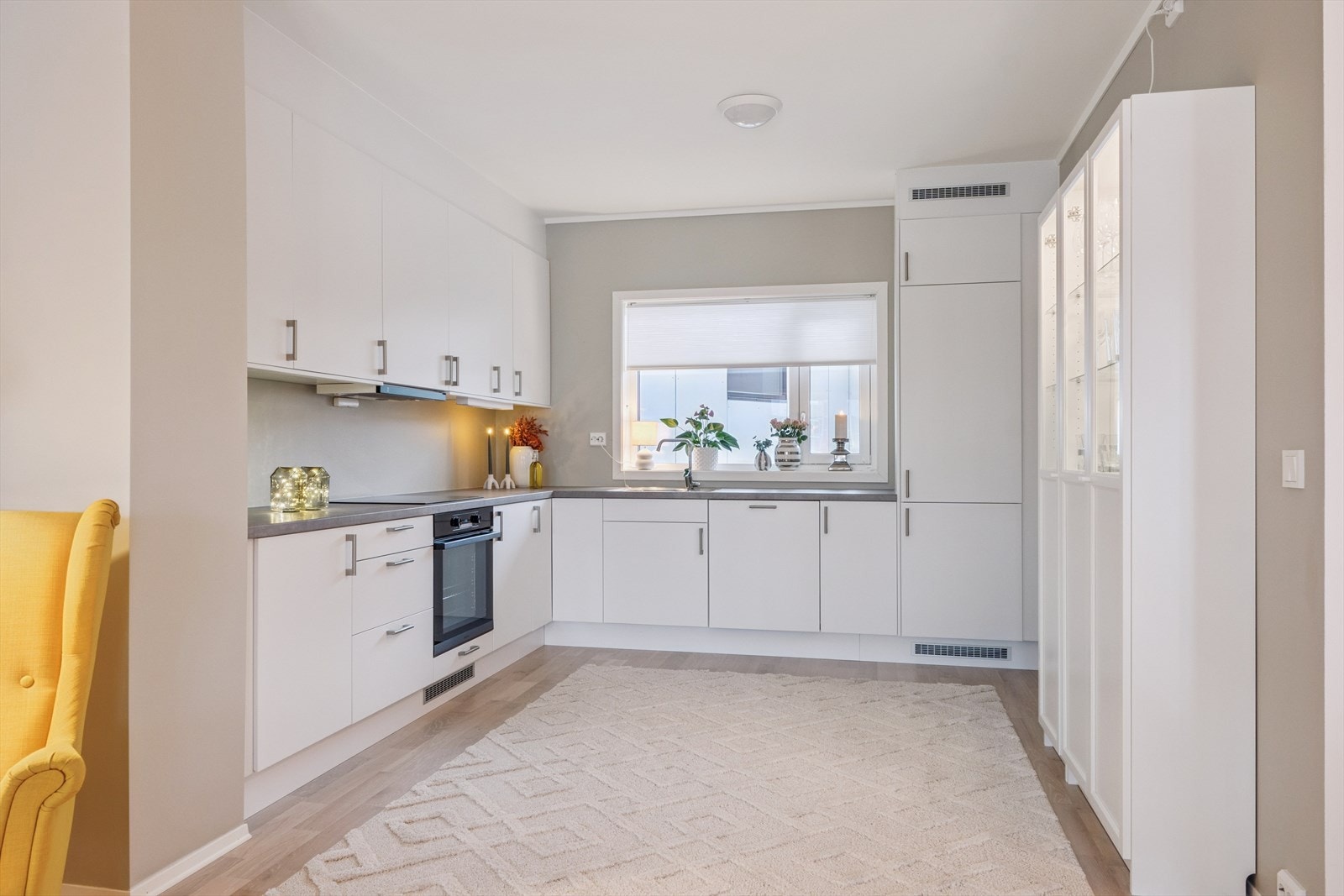 Romslig kjøkken med integrerte hvitevarer. Galleribilde